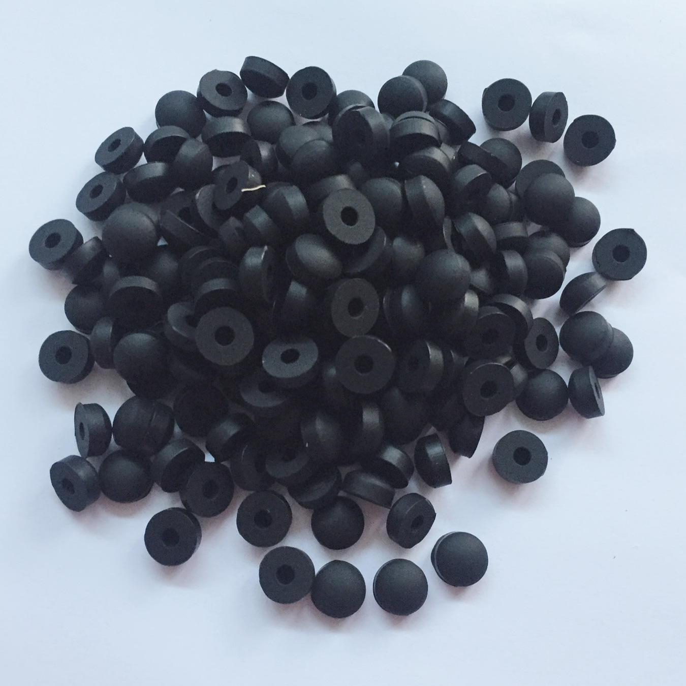 工業(yè)用橡膠制品 監(jiān)控攝像保護套與硅膠尾套的精密制造與應用